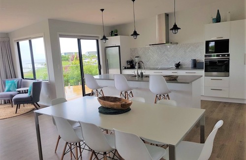 Cable Bay House | Mariner's Post - Views, Stylish, Close to Beaches