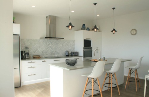 Cable Bay House | Mariner's Post - Views, Stylish, Close to Beaches