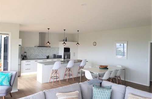 Cable Bay House | Mariner's Post - Views, Stylish, Close to Beaches