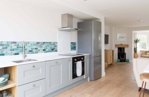 East Wittering House | Mariners: Stylish Beachside Getaway with Sea Views