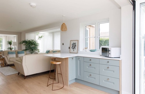East Wittering House | Mariners: Stylish Beachside Getaway with Sea Views
