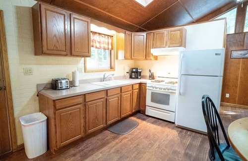 Farmington House | Mark's Retreat | 4BR, 3BA, Hot Tub, Fireplace, Fenced Yard!