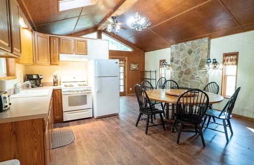 Farmington House | Mark's Retreat | 4BR, 3BA, Hot Tub, Fireplace, Fenced Yard!