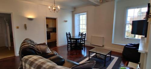 Berkeley Apartment | Market View