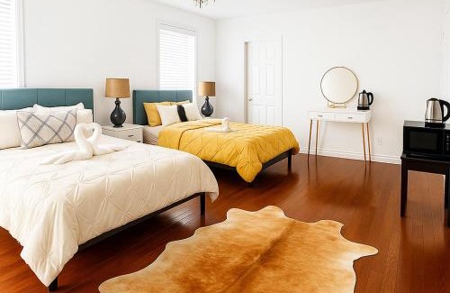 Markham House | Markham luxurious Private King Master bedroom