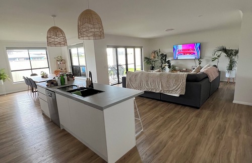 Kelso House | Marsden Estate Home. 10 minutes from Mount Panorama