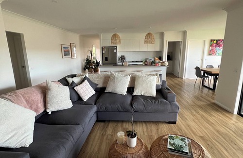 Kelso House | Marsden Estate Home. 10 minutes from Mount Panorama