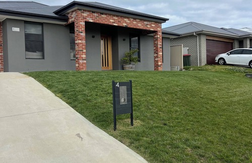 Kelso House | Marsden Estate Home. 10 minutes from Mount Panorama