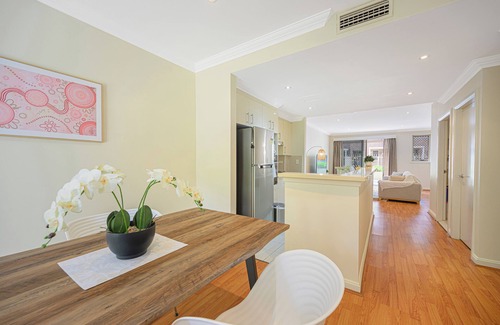 Macquarie Park House | Marsfield New Modern Townhouse with Pool Garagen