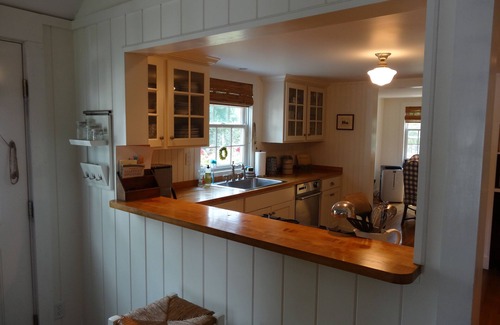 Edgartown House | Marthas Vineyard Edgartown Cottage - Easy walk to village, outdoor shower, linen