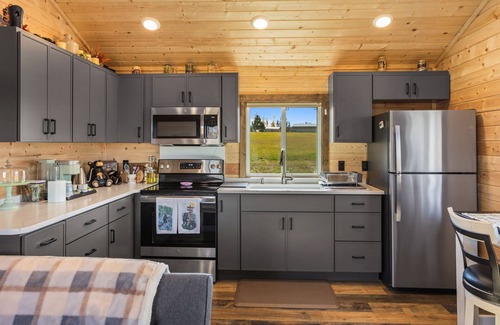 Corvallis Cabin | Martins Inn/cozy cabin with a view.