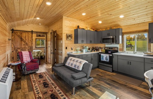 Corvallis Cabin | Martins Inn/cozy cabin with a view.