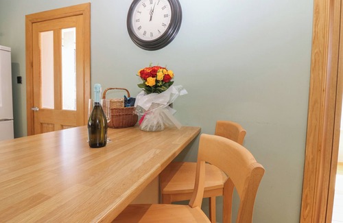 Aberargie Cottage | MARYLAND COTTAGE, pet friendly, with hot tub in Abernethy