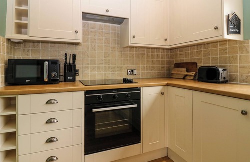 Aberargie Cottage | MARYLAND COTTAGE, pet friendly, with hot tub in Abernethy