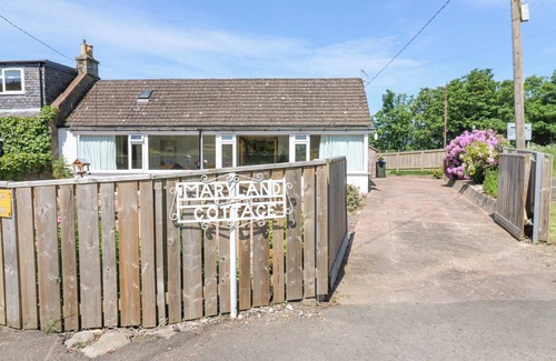 Aberargie Cottage | MARYLAND COTTAGE, pet friendly, with hot tub in Abernethy