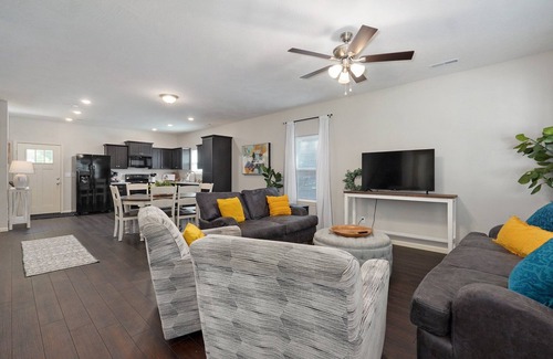 Springfield House | Maryland St. House 4 Bedroom near Missouri State University & Mercy Hospital.