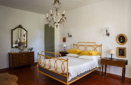Tarascon House | Mas De Monge