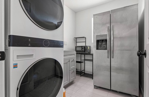 Hayward House | Massive 8BR Home in Hayward– Comfort & Convenience