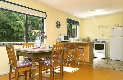 Two Mile Bay Cottage | Matuku Hideaway - Taupo Holiday Home