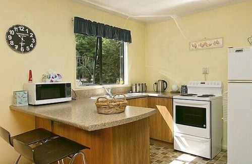 Two Mile Bay Cottage | Matuku Hideaway - Taupo Holiday Home