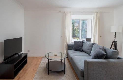 Crawley Apartment | Maunsell Spacious 1 Bedroom Apartment with Parking in Crawely