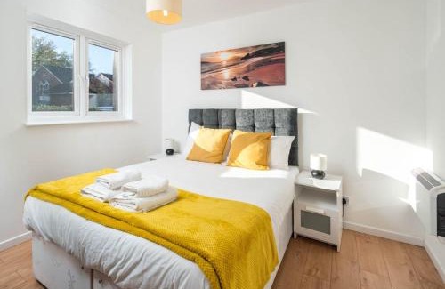Crawley Apartment | Maunsell Spacious 1 Bedroom Apartment with Parking in Crawely