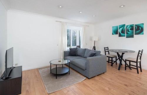 Crawley Apartment | Maunsell Spacious 1 Bedroom Apartment with Parking in Crawely