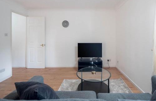 Crawley Apartment | Maunsell Spacious 1 Bedroom Apartment with Parking in Crawely
