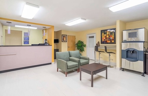 Lookout Valley Neighborhood Association Hotel | Maximum Comfort! Comes w/Free Parking, Pool, Short Drive to Coker Tire Museum!