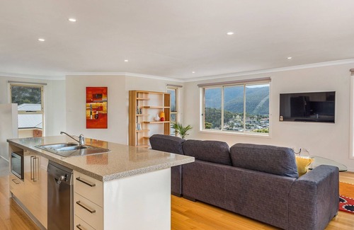 West Moonah House | Mayhill Views space and style