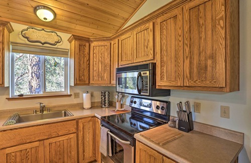 McCloud Cabin | McCloud Cabin w/3.5 Miles of Private Hiking!
