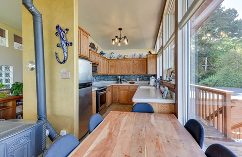 McKinleyville House | McKinleyville Getaway w/Hot Tub & Ocean Views!