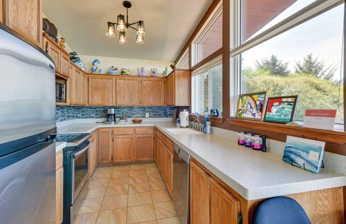 McKinleyville House | McKinleyville Getaway w/Hot Tub & Ocean Views!