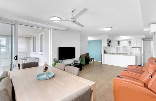 Cairns Central Business District Apartment | McLeod Escape Central Base by Markets and Waterfront