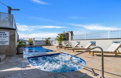 Cairns Central Business District Apartment | McLeod Rise - Cairn Base with Rooftop Pool & Spa