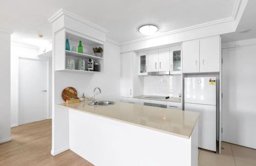 Cairns Central Business District Apartment | McLeod Rise - Cairn Base with Rooftop Pool & Spa