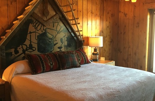 Carrolls Cabin | McMenamins Kalama Harbor Lodge
