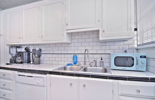 Shelby Apartment | McSwain House #2- Historic, walk uptown, parking!