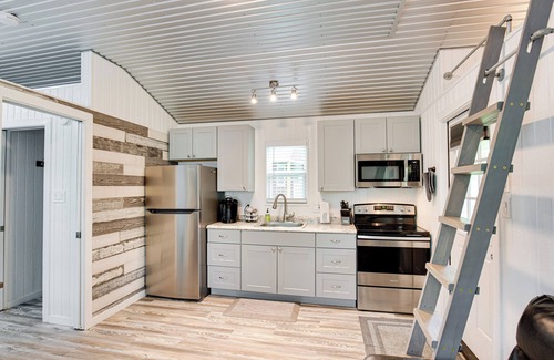 Mead Cabin | Mead Cabin: 2 Blocks to Willow Springs Marina