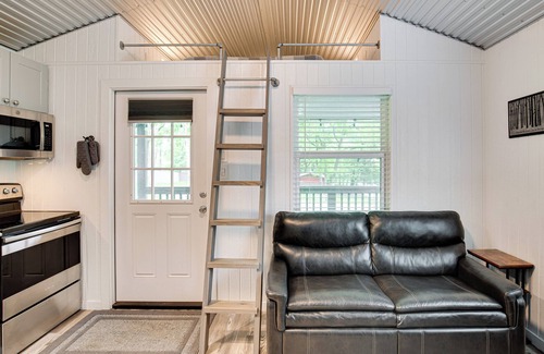 Mead Cabin | Mead Cabin: 2 Blocks to Willow Springs Marina