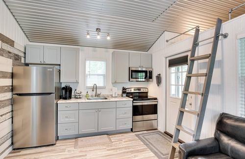 Mead Cabin | Mead Cabin: 2 Blocks to Willow Springs Marina