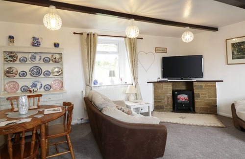 Buxton House | MEADOW FARM, family friendly, with a garden in Buxton