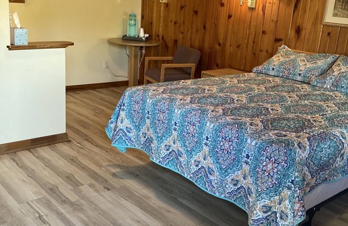 Bridgeport Hotel | Meadow Park Motel on 385