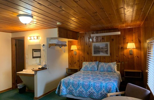 Bridgeport Hotel | Meadow Park Motel on 385