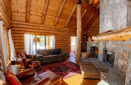 Pioneer Cabin | MeadowOut Luxury near the HideOut