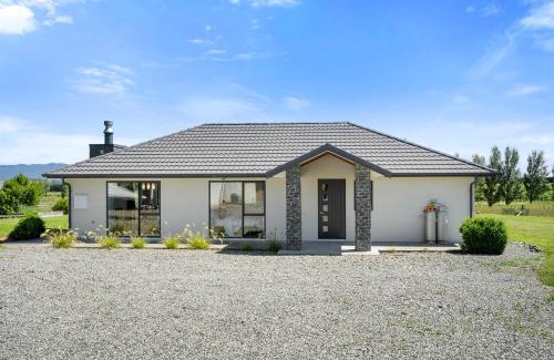 Dyerville House | Meadowscape Hideaway - Martinborough Holiday Home