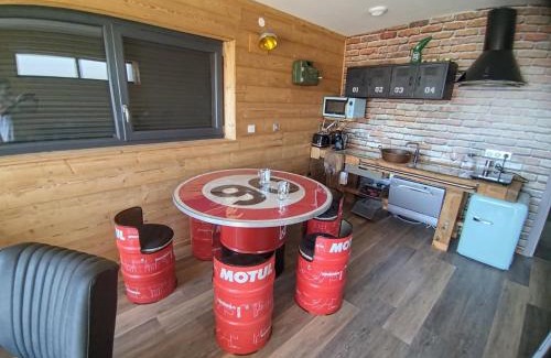 Charmes Apartment | Mechanical cottage, old cars and bikes