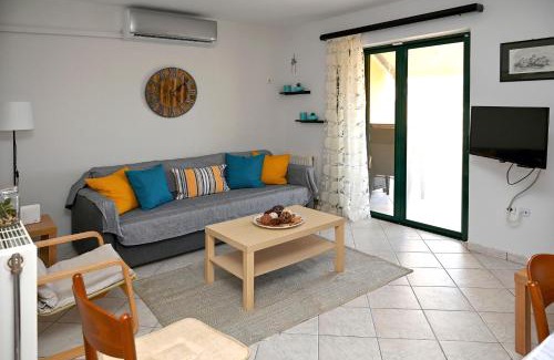 Anavyssos House | Melrose maisonette by the sea