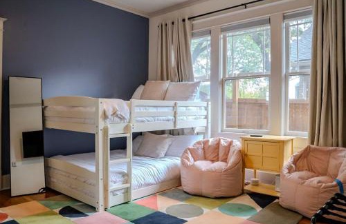 Evergreen House | Memphis Soul Retreat Putting Green & Games