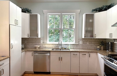 Buford House | Merry Cozy Holidays! Enjoy Corn Maze, Snow Park, Ice Skating! Great for groups!